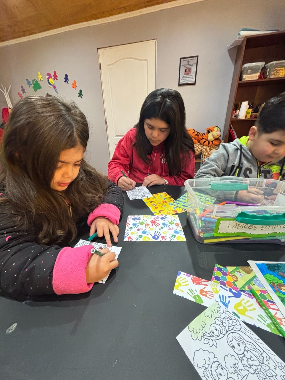 Niños haciendo manualidades en la Escuela Dominical, IPECHI Sarmiento