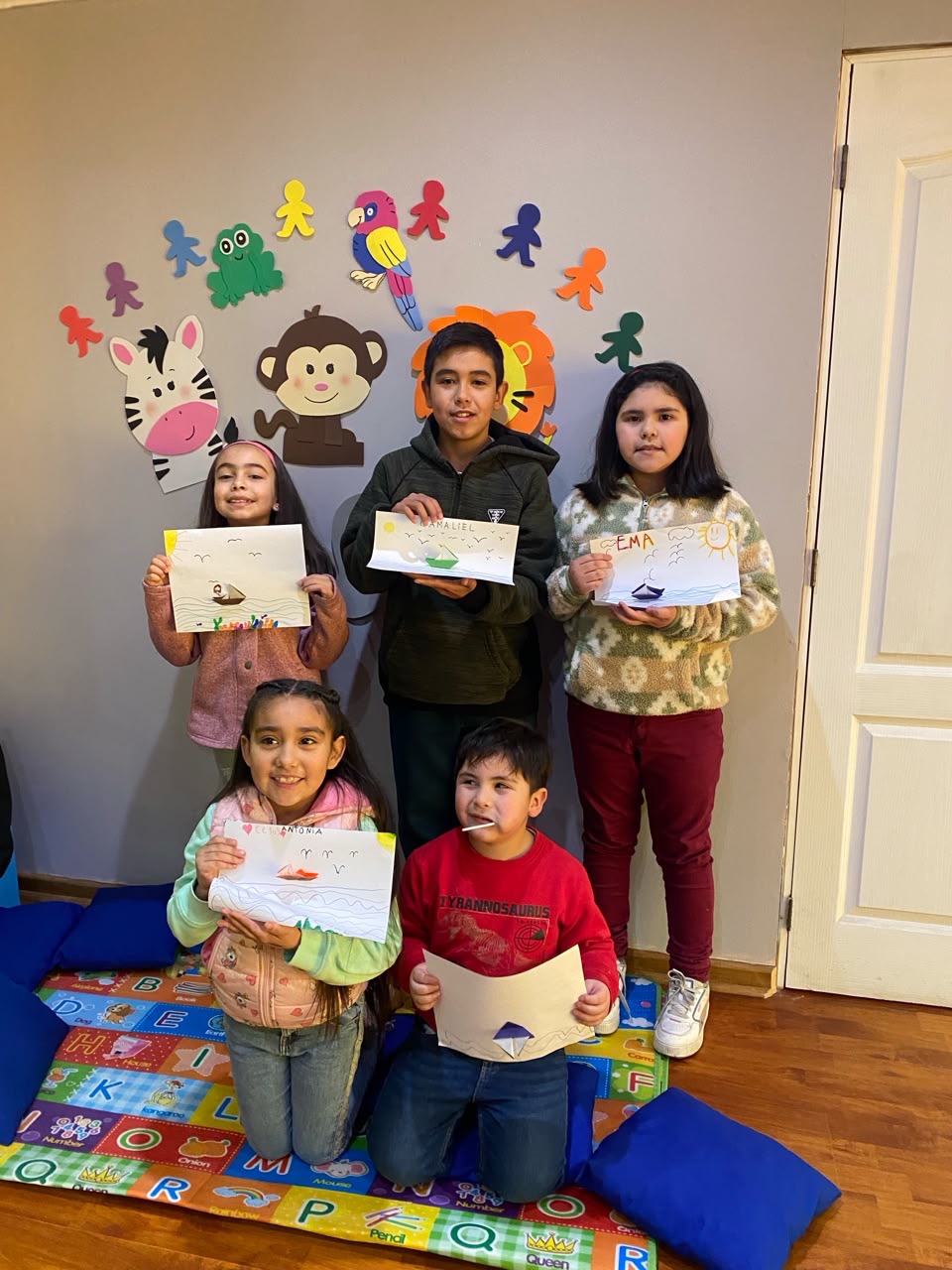 Niños de la Escuela Dominical mostrando sus manualidades, IPECHI Sarmiento